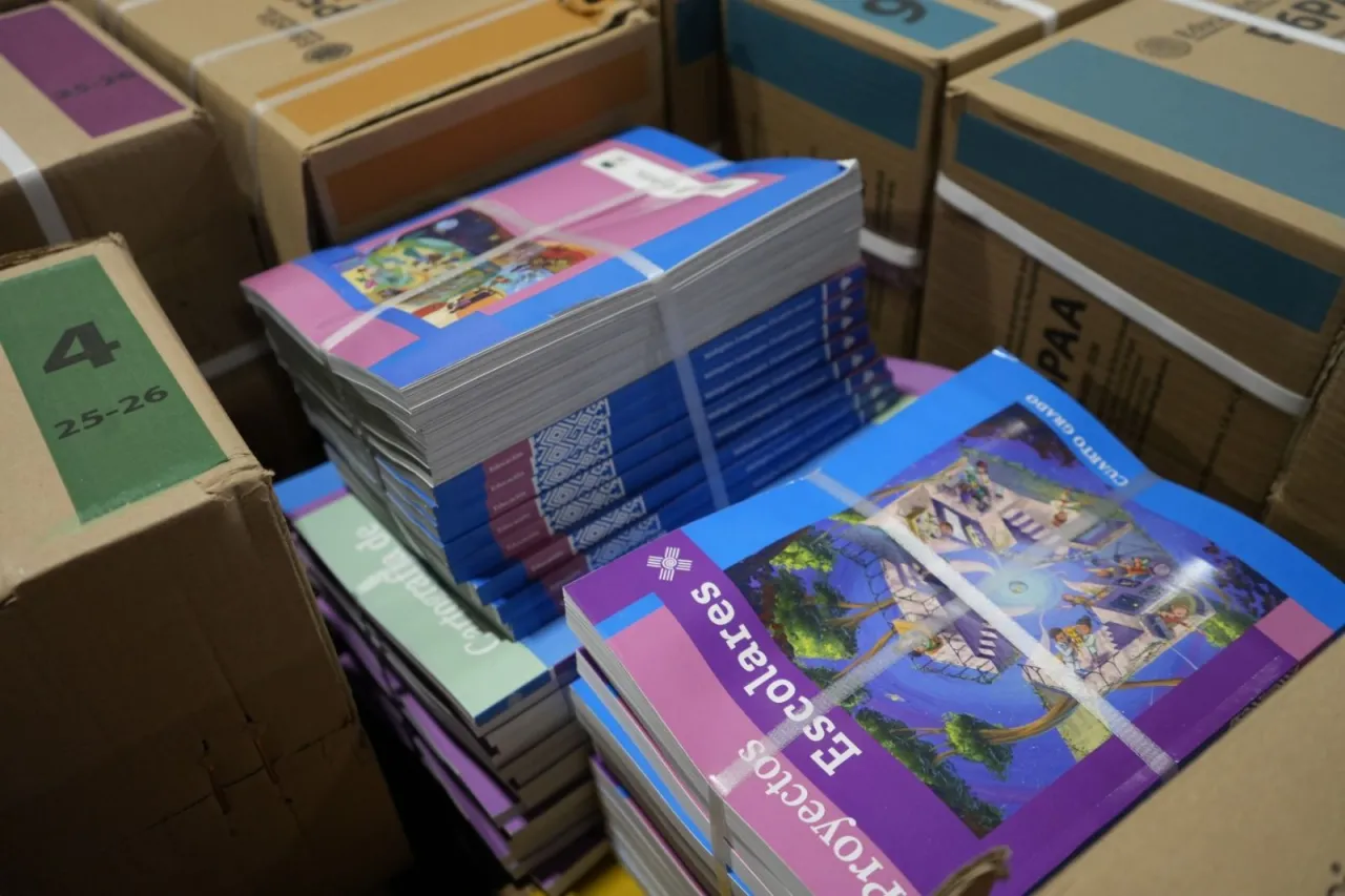 Juárez: Avanza entrega de libros de texto en escuelas