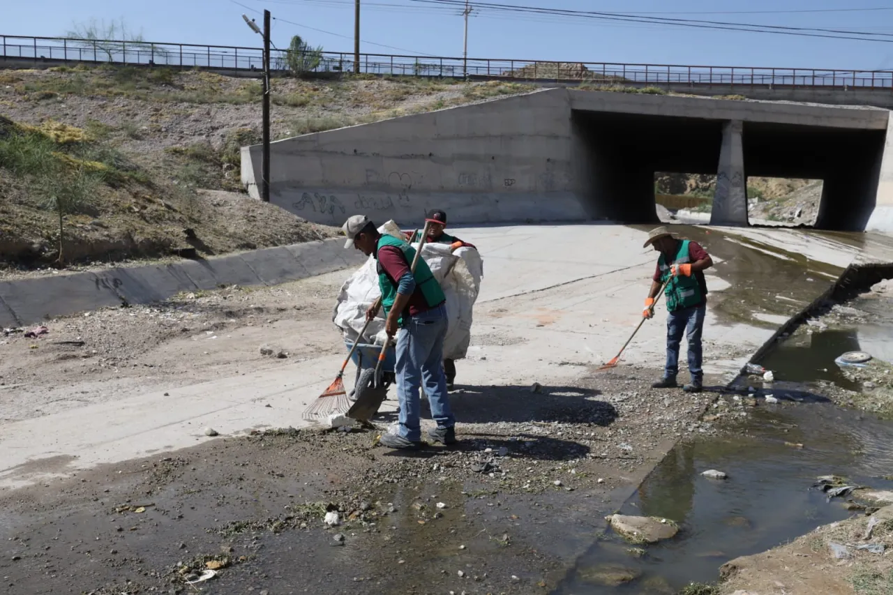 Retiran más de 800 toneladas de azolve en colonia del norponiente