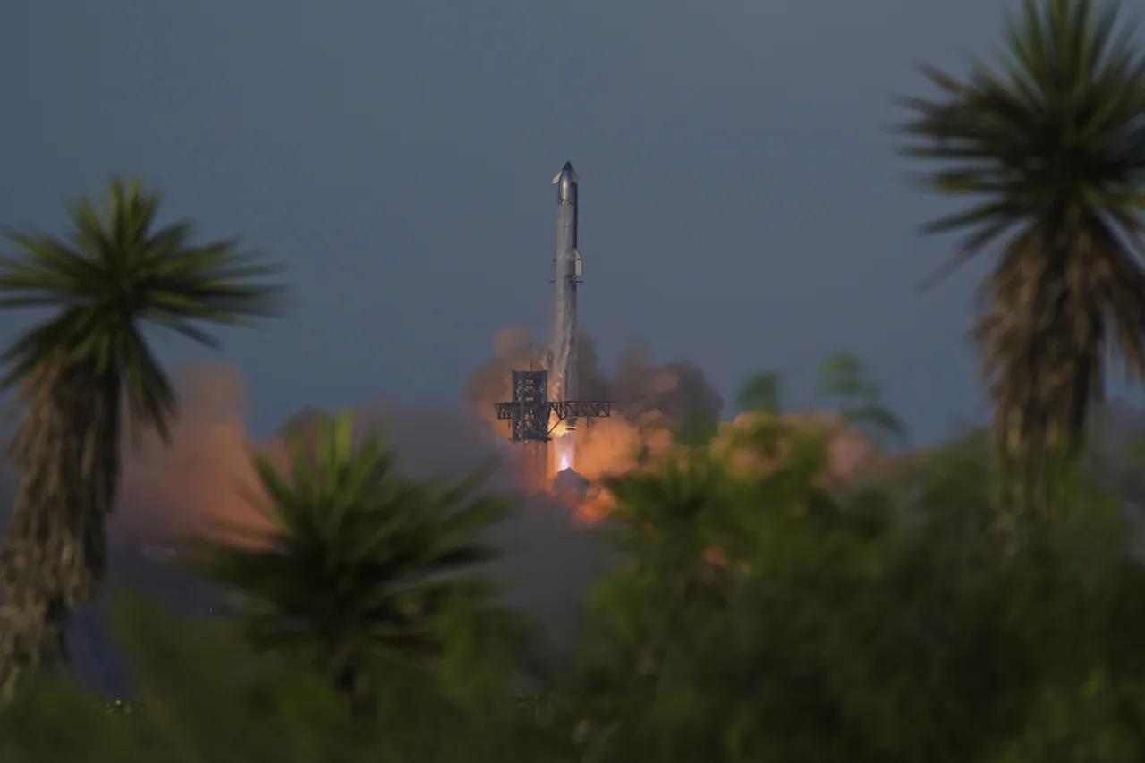 Lanzamiento de SpaceX despliega 8 satélites simulados