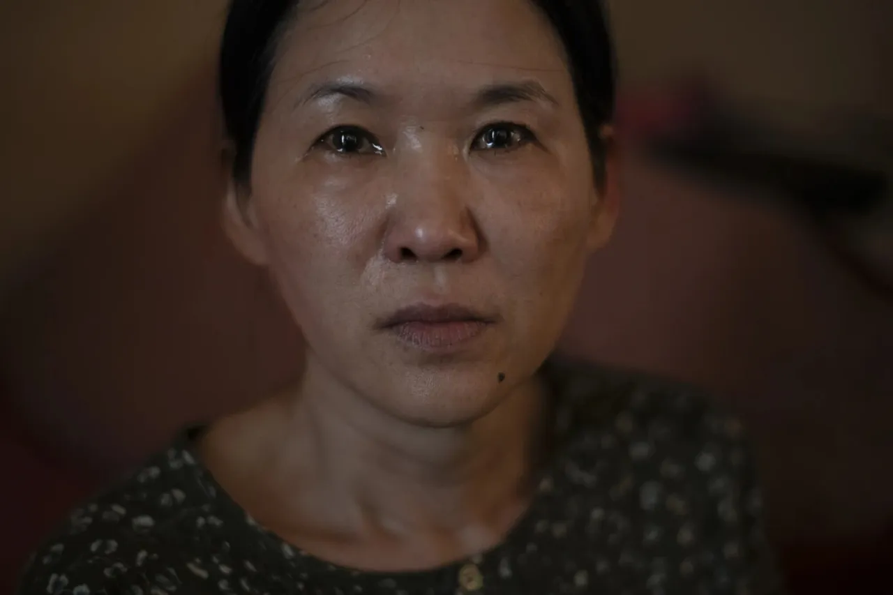 Mujer pide compensación a Surcorea por su adopción forzada en Francia en 1984