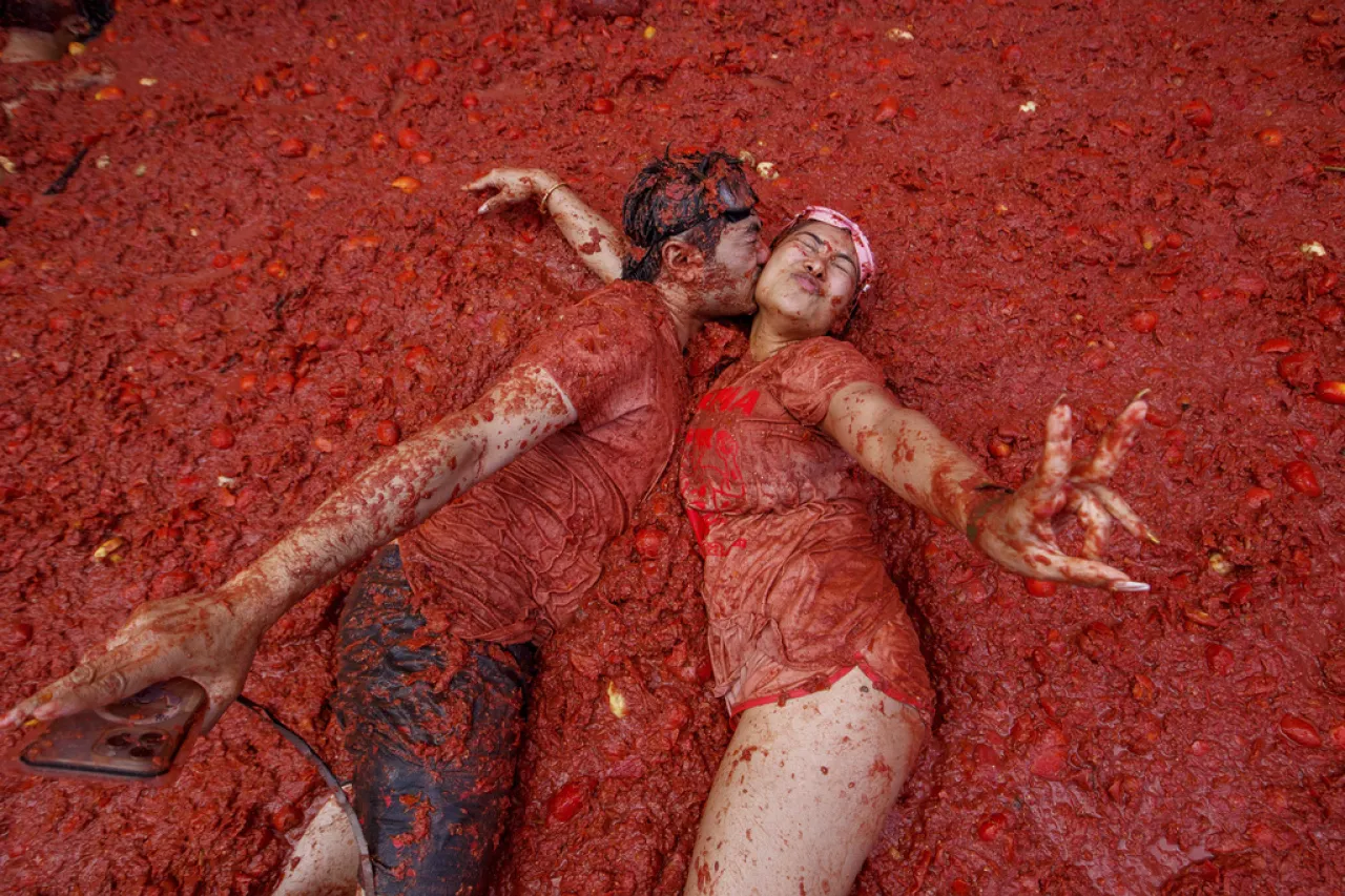 Miles de personas se lanzan toneladas de tomates en la 'Tomatina' en España