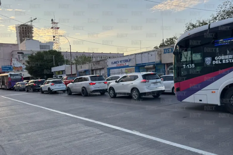 Tráfico paralizado en la 16 por fila del puente de la Avenida Juárez	
