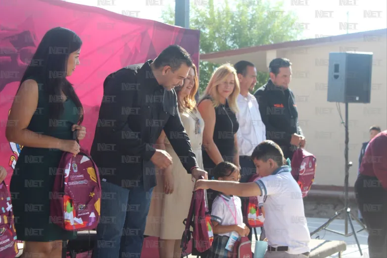 Inicia entrega de kits escolares en primaria Insurgentes