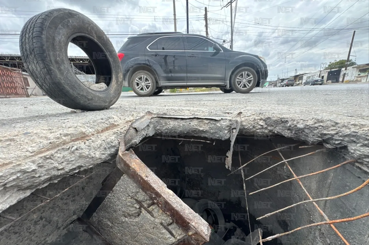 Gran bache preocupa a vecinos en colonia Azteca
