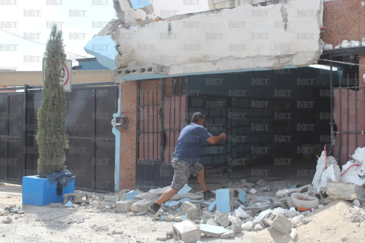 Hombre cae desde segundo piso tras derrumbe de barda