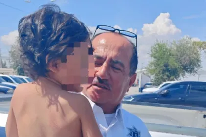 Agentes de VIalidad resguardan a niño que caminaba solo por las calles