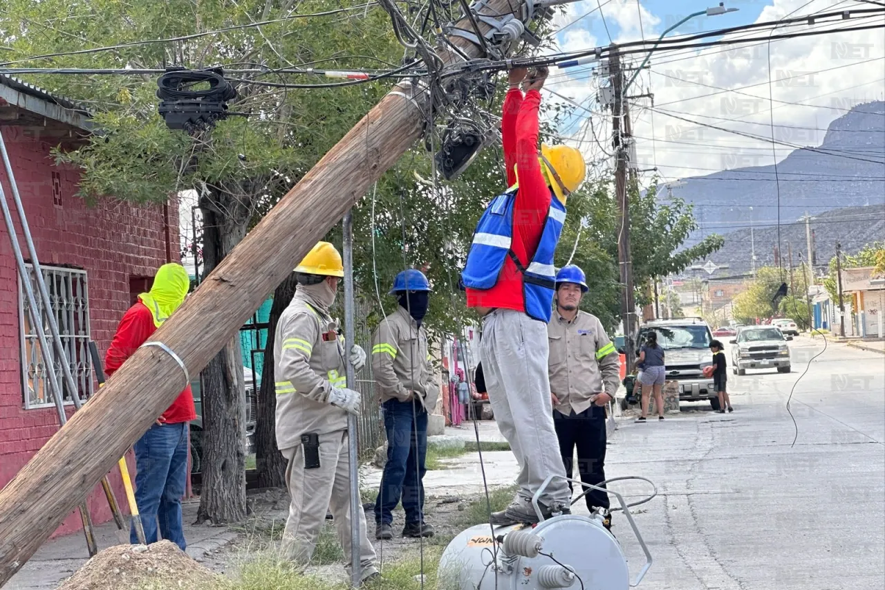 Conductor derriba poste y deja sin luz a colonia San Antonio