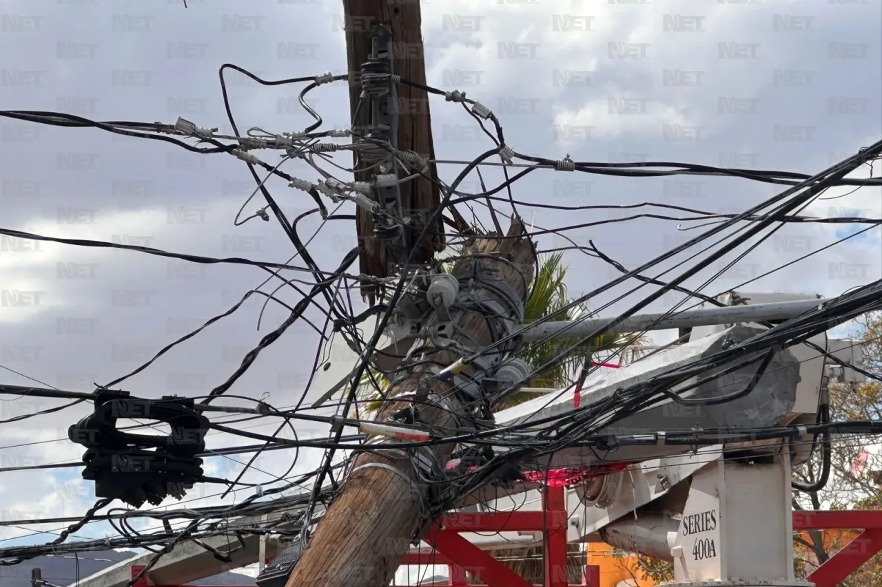 Conductor derriba poste y deja sin luz a colonia San Antonio