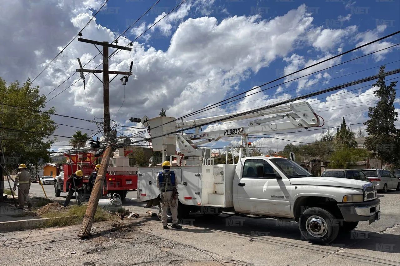Conductor derriba poste y deja sin luz a colonia San Antonio
