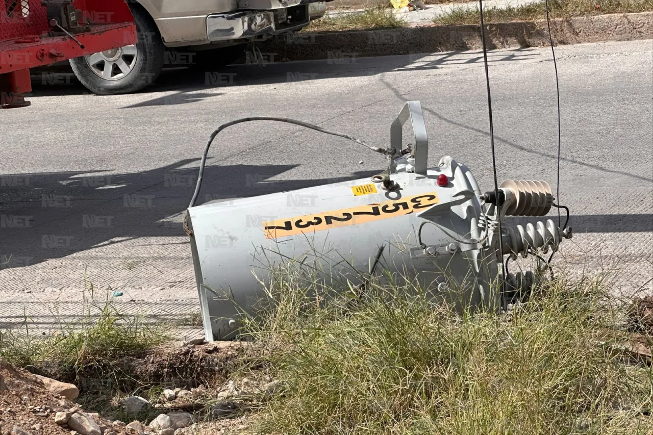 Conductor derriba poste y deja sin luz a colonia San Antonio