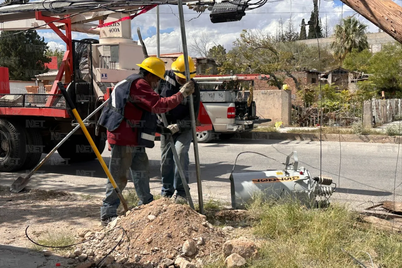 Conductor derriba poste y deja sin luz a colonia San Antonio