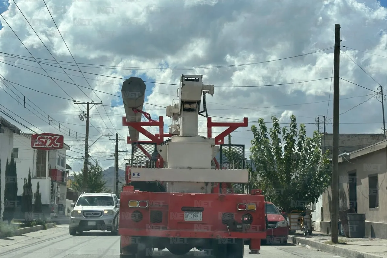 Conductor derriba poste y deja sin luz a colonia San Antonio