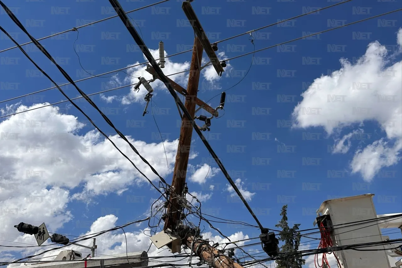 Conductor derriba poste y deja sin luz a colonia San Antonio