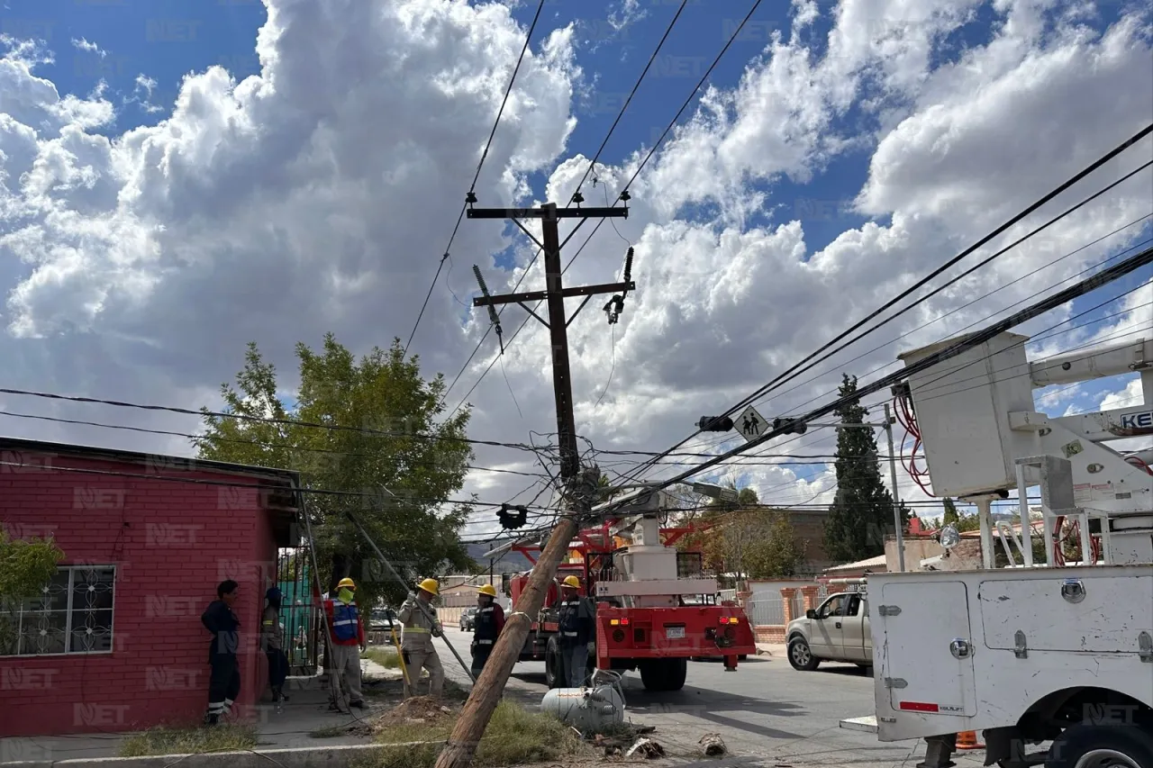 Conductor derriba poste y deja sin luz a colonia San Antonio