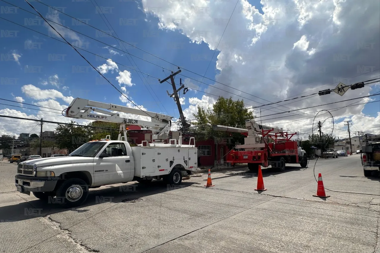 Conductor derriba poste y deja sin luz a colonia San Antonio
