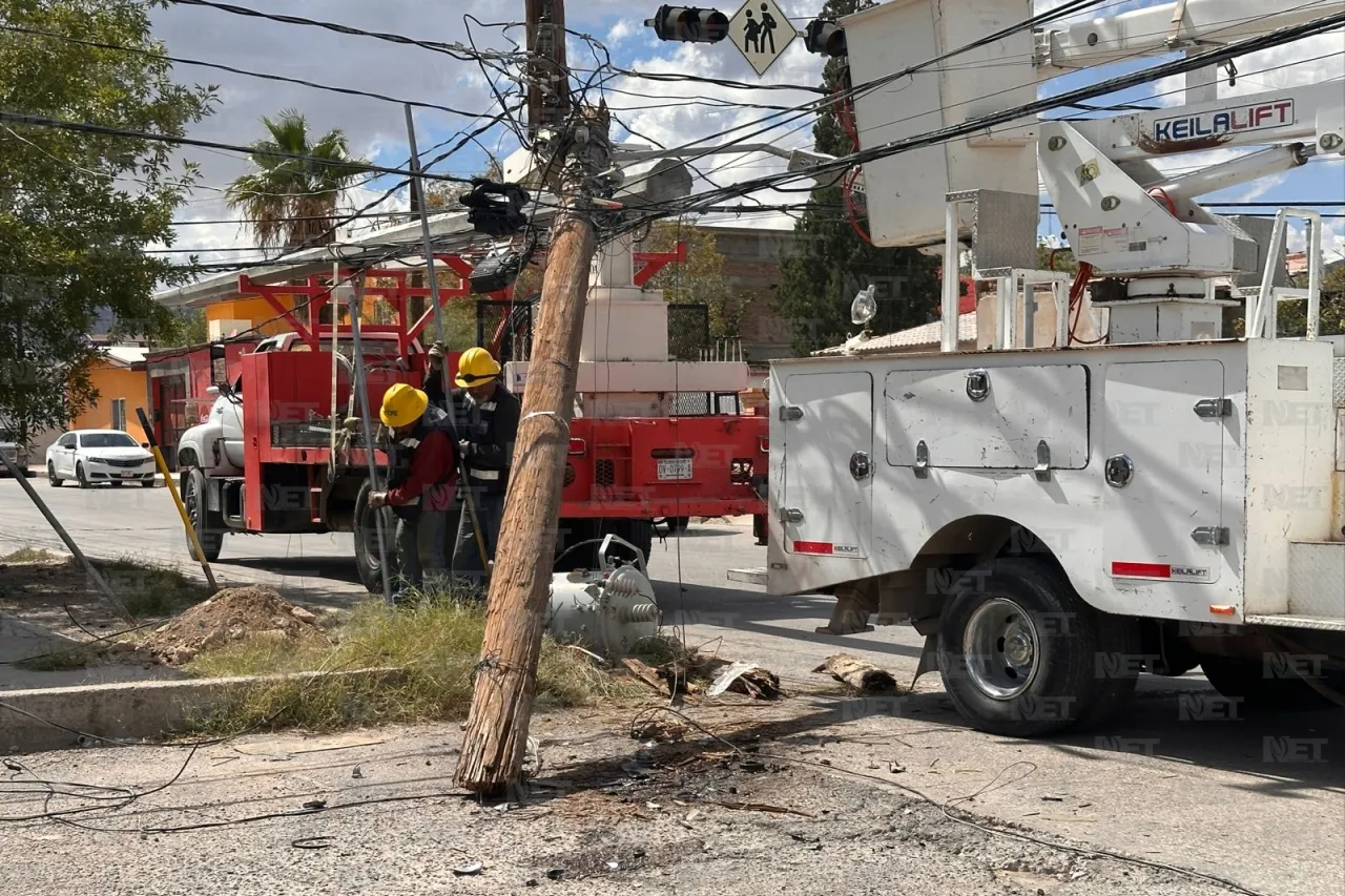 Conductor derriba poste y deja sin luz a colonia San Antonio
