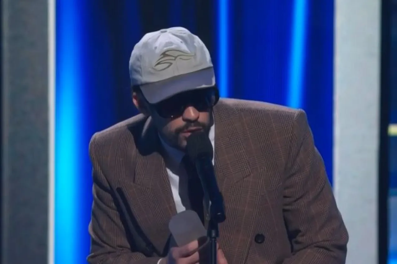 Recibe Bad Bunny homenaje en los Premios Billboard 2025