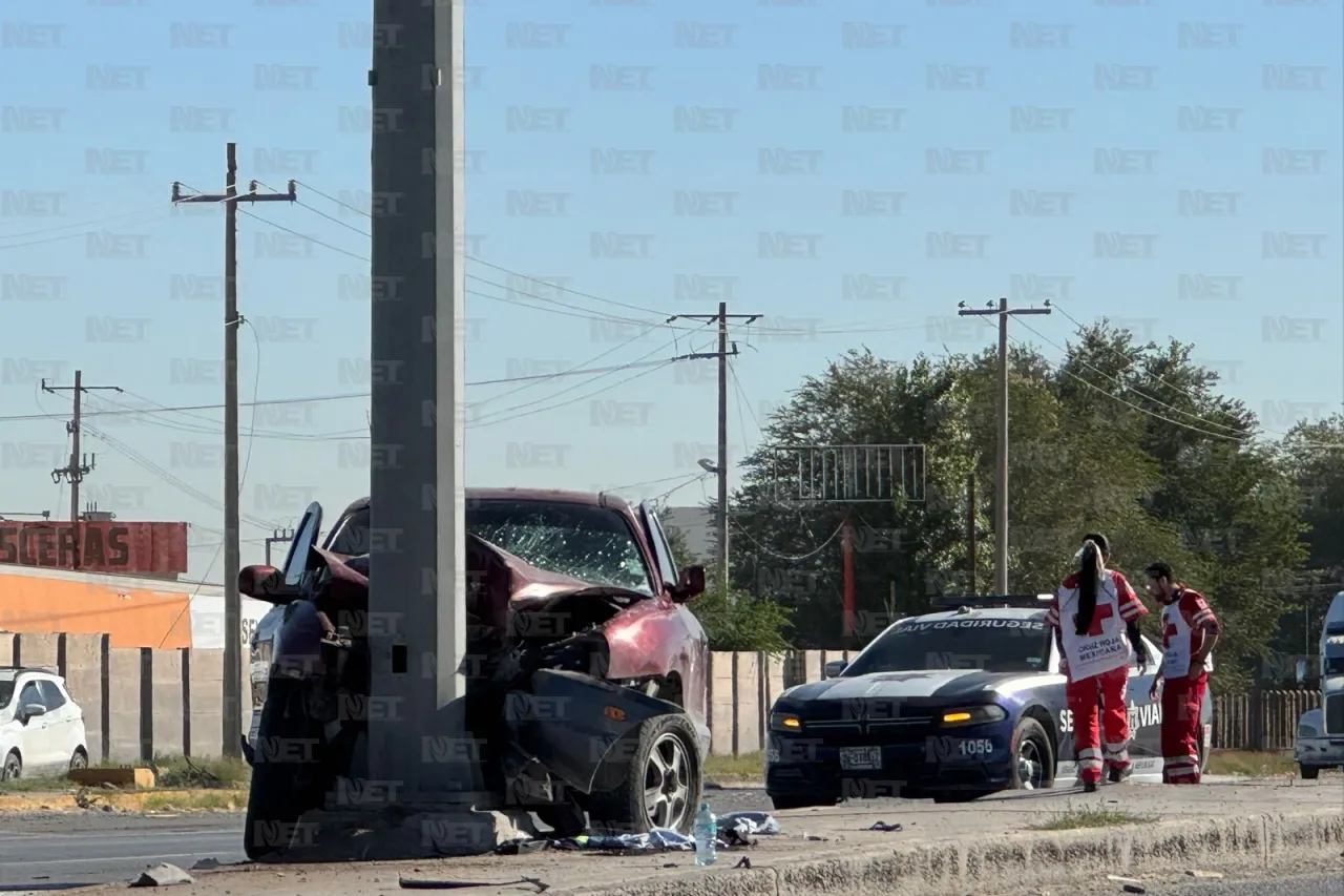 Choca camioneta contra poste de la Talamás y lesiona a dos