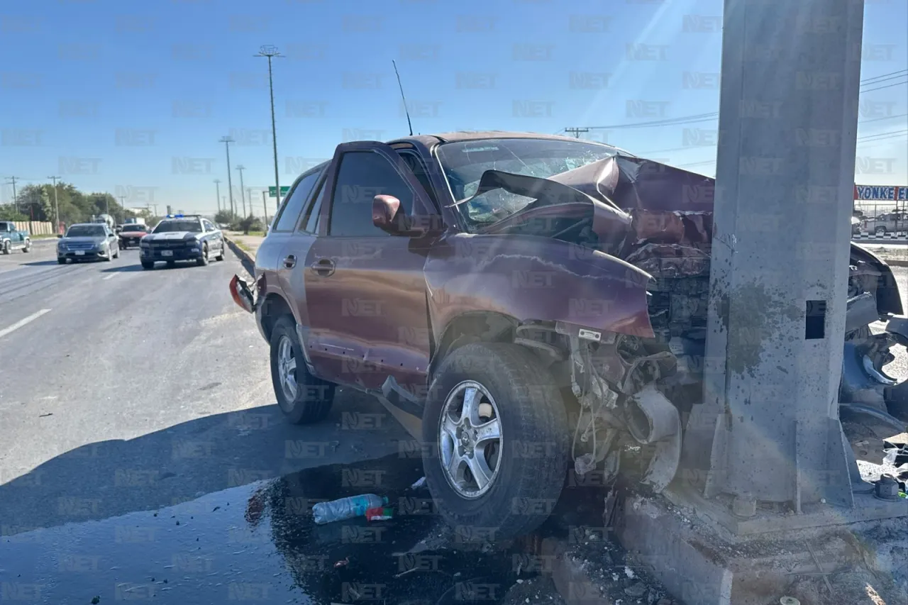 Choca camioneta contra poste de la Talamás y lesiona a dos