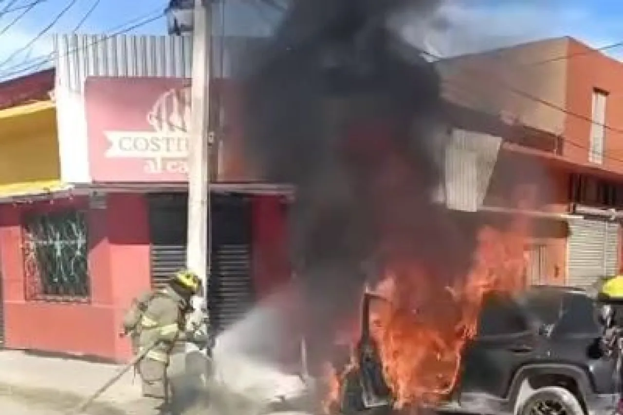 Video: Bomberos sofocan incendio de auto en la colonia Partido Romero