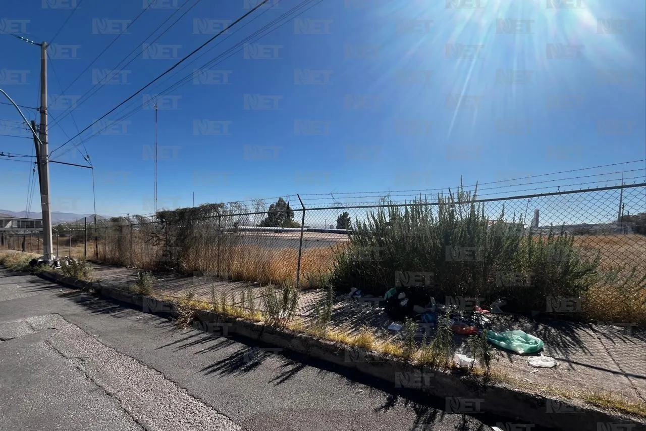 Denuncian uso de exterior de terreno como basurero en la colonia Unidad