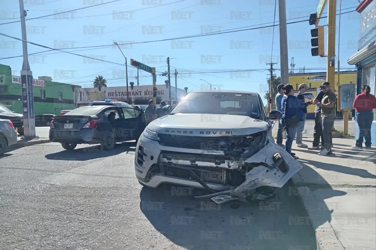 Camioneta de lujo choca contra Versa en el cruce de Insurgentes y Perú