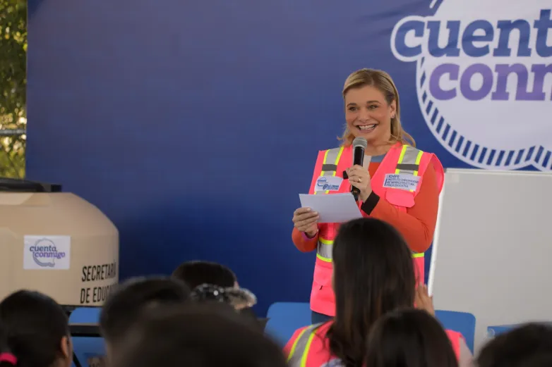 Maru preside entrega de equipo diverso a diferentes secundarias