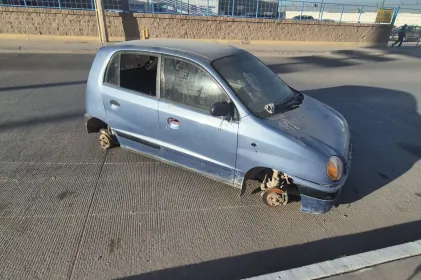 Abandonan vehículo desmantelado en la Manuel J. Clouthier