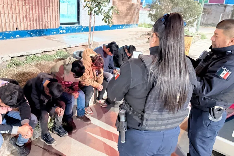 Policía municipal brinda auxilio y refugio a extranjeros en Altavista