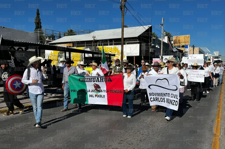Más de 400 personas participan en marcha del sombrero en Chihuahua