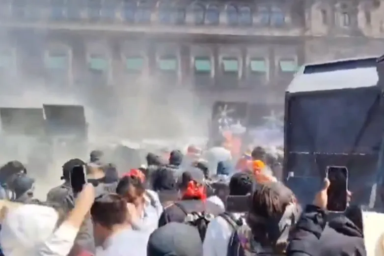 CDMX: Manifestantes intentan tirar vallas en marcha