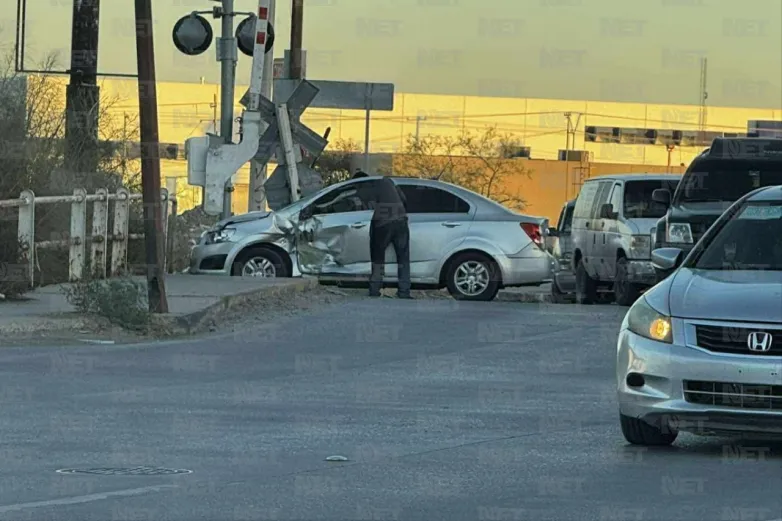 Tren impacta a automóvil