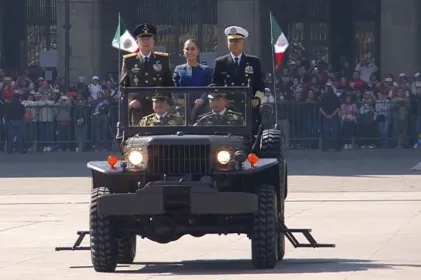 Sheinbaum encabeza desfile militar por 115 aniversario de la Revolución