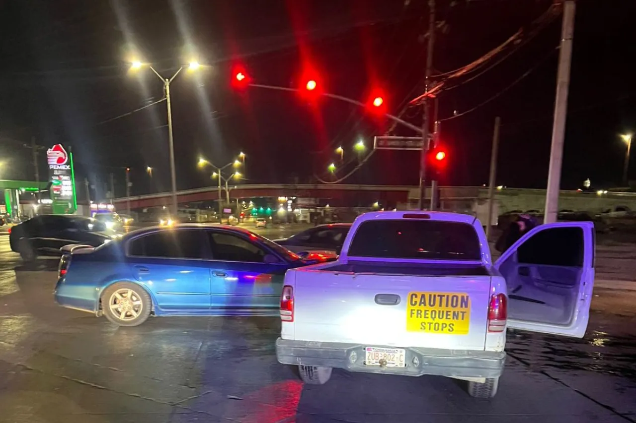 Se pasa el rojo y choca contra auto