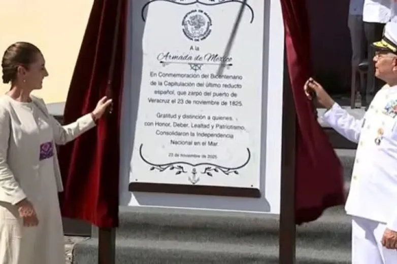 Devela Sheinbaum placa por 200 años de la independencia naval