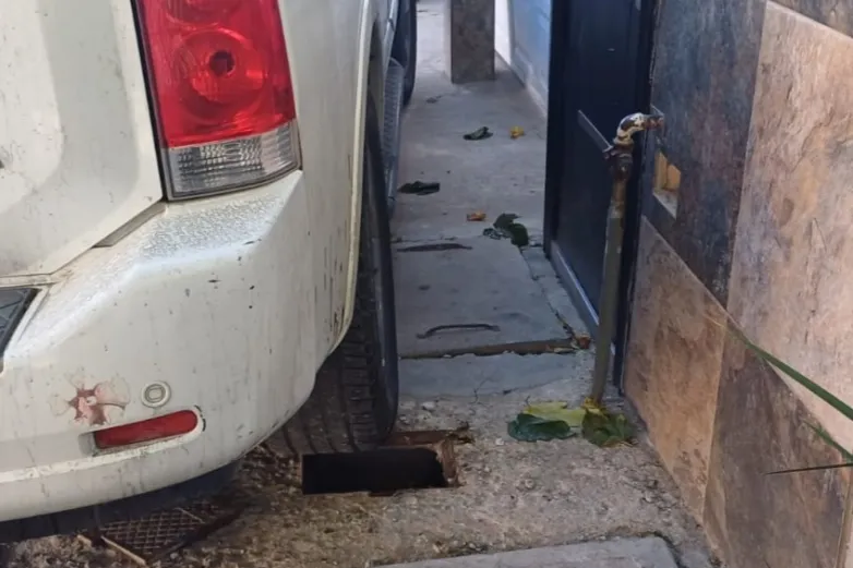 Lo multan por deber 3 años de agua y estacionar auto sobre caja de medidor