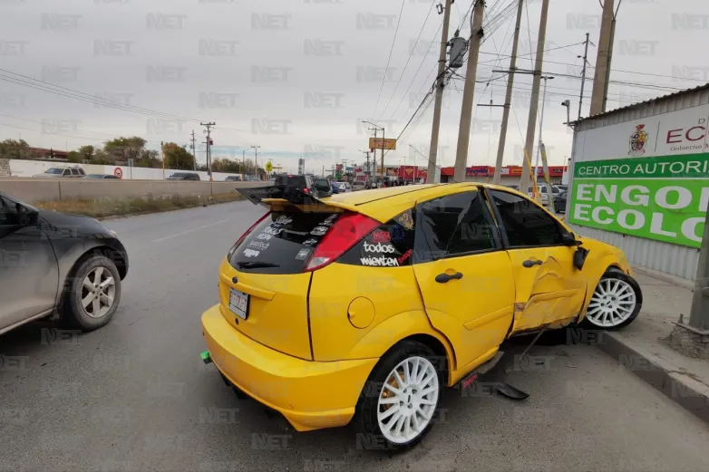 Le invaden carril y termina chocando contra banqueta en el Norzagaray