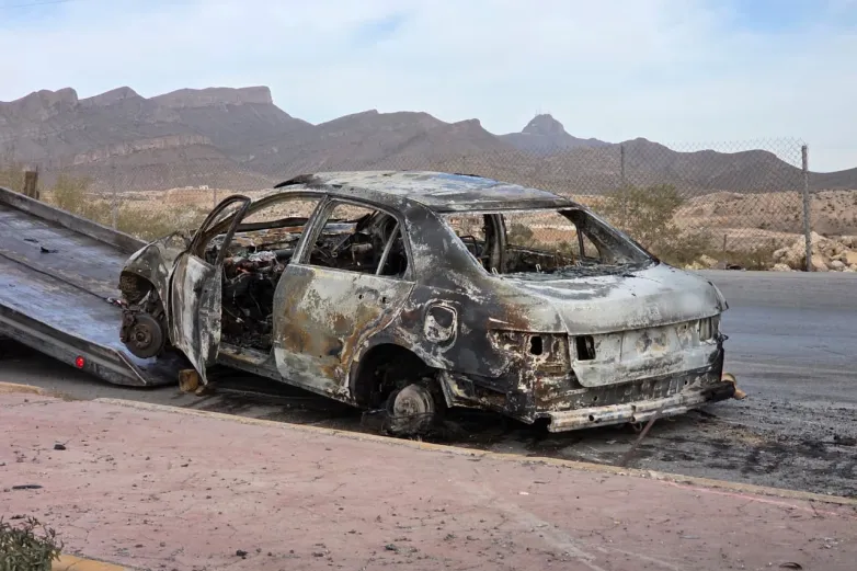 Vuelca su auto, se incendia y lo abandona en los Kilómetros