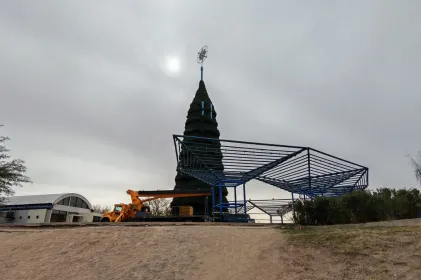 Avanza instalación del árbol navideño en el Parque Central 