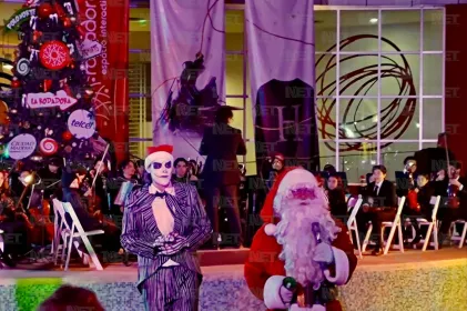 Inicia la Navidad en La Rodadora con el tradicional encendido del pino