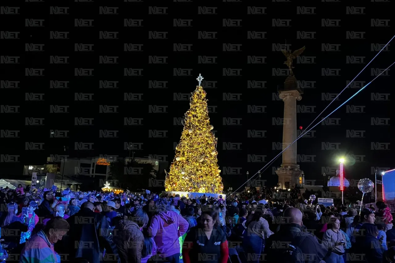 Encienden árbol de Navidad en la Plaza del Ángel en Chihuahua
