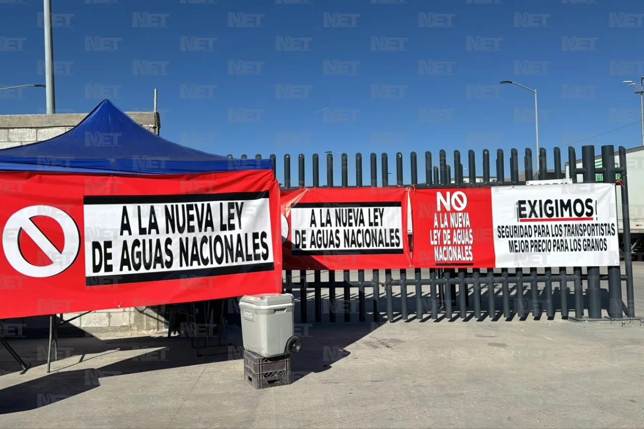 Productores se plantan en puentes de Juárez