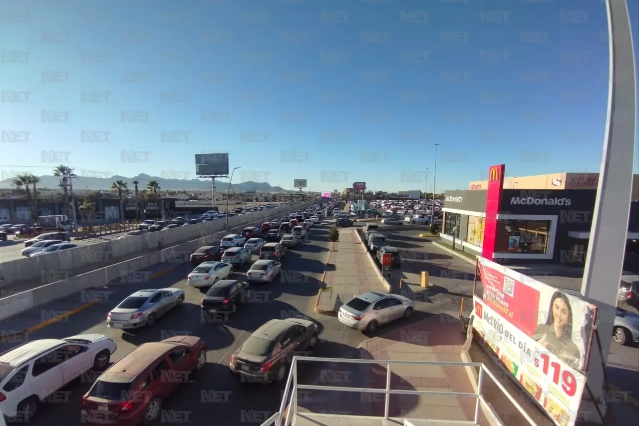 Caos vial alrededor de plazas y centros comerciales por compras navideñas