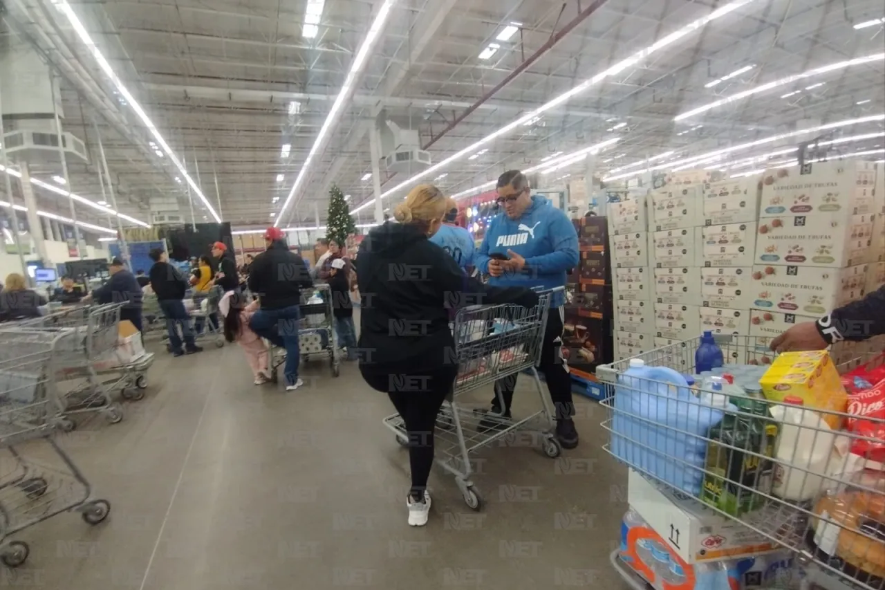 Caos vial alrededor de plazas y centros comerciales por compras navideñas
