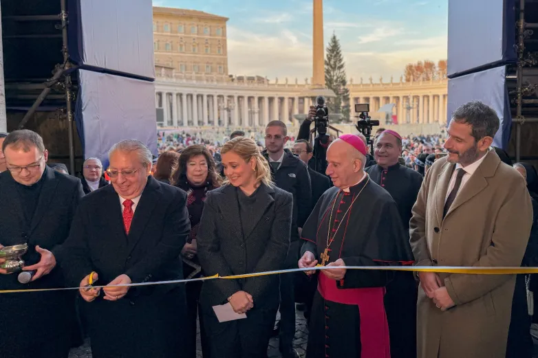 Inaugura Maru en el Vaticano muestra de pesebre rarámuri