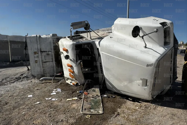 Volcadura de camión de volteo provoca cierre vial en la Barranco Azul