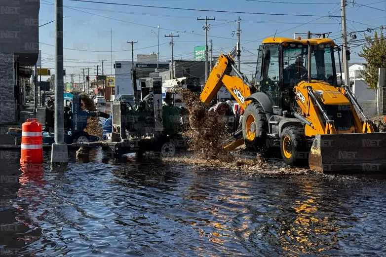 Tránsito lento en Hermanos Escobar por encharcamiento de la JMAS