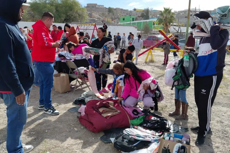 Donan juguetes y cobijas a familias en la Francisco Sarabia