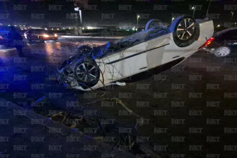 Vuelca su auto en el bulevar Independencia y lo abandona