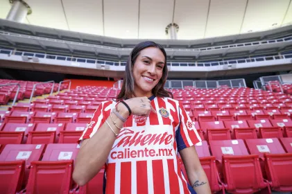 Presenta Chivas Femenil a Jasmine Cazares